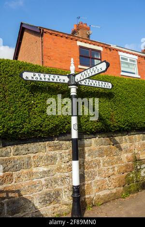 Fingerpost-Schild im Dorf Preston in der Gemeinde von Héshire Auf dem Hügel mit Anweisungen zu den Dörfern von Hes Stockfoto