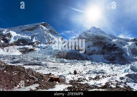 Morgensonne über Mount Everest, lhotse und Nuptse vom Pumo Ri Basislager - Weg zum Everest Basislager - Nepal Stockfoto