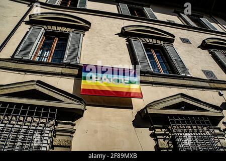 LGBTQ+-Fahne, die an der Wand des Leonardo Da Vinci-Museums in Florenz, Italien, hängt Stockfoto