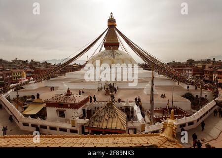 Blick auf Bodhnath Stupa, eine der besten buddhistischen Stupas der Welt, die größte Stupa in Kathmandu, Nepal Stockfoto