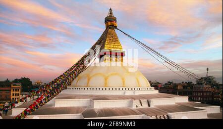 Blick auf Bodhnath Stupa, eine der besten buddhistischen Stupas der Welt, die größte Stupa in Kathmandu, Blick auf den Sonnenuntergang am Abend, Nepal buddhismus Stockfoto