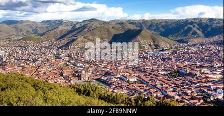 Schöne Aussicht auf das srische Zentrum von Cusco oder Cuzco Stadt, rote Dächer Peru Stockfoto