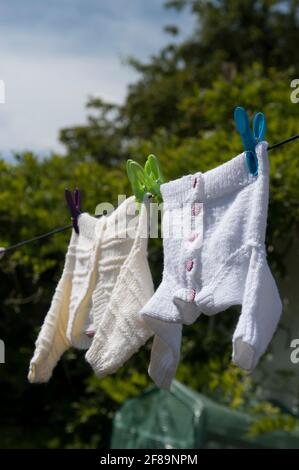Babys, die sich waschen, hängen an der Wäscheleine Stockfoto