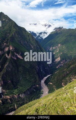 Rio Apurimac, Apurimac ist der obere Teil des langgezogensten und größten Amazonas-Flusses, Blick vom Choquequirao-Wanderweg, Cuzco-Gebiet, peruanischen Anden Stockfoto