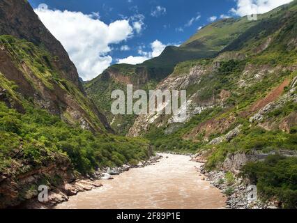 Rio Apurimac, Apurimac ist der obere Teil des langgezogensten und größten Amazonas-Flusses, Blick vom Choquequirao-Wanderweg, Cuzco-Gebiet, peruanischen Anden Stockfoto