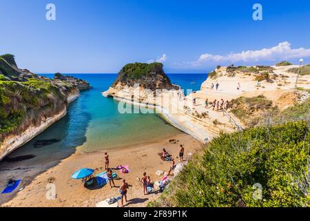 Korfu, Griechenland - 24. Juli 2020: Canal d'Amour Strand mit wunderschöner felsiger Küste. Stockfoto