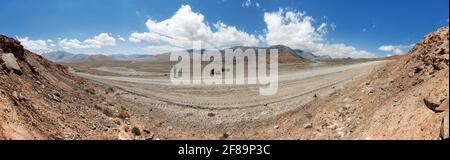 Pamir Autobahn oder pamirskij trakt. Panoramablick mit Radfahrer. Landschaft um Pamir Autobahn M41 internationale Straße, Berge in Tadschikistan, Gorno-b Stockfoto