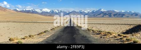 Pamir Autobahn oder pamirskij trakt in der Nähe von Karakul Dorf und See. Landschaft um Pamir Autobahn M41 internationale Straße, Pamir Berge in Tadschikistan Stockfoto