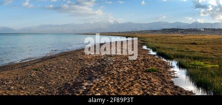 Karakul See und Pamir Range in Tadschikistan. Landschaft rund um Pamir Autobahn M41 internationale Straße Stockfoto