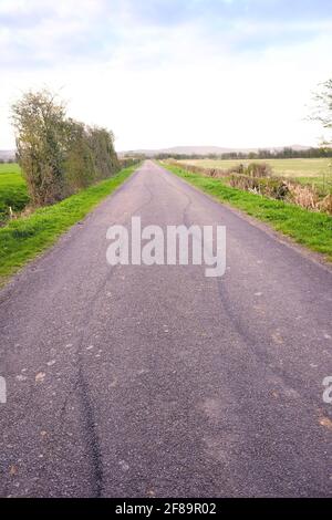 April 2021 - Links auf einer geraden Landstraße in Somerset, Großbritannien. Stockfoto