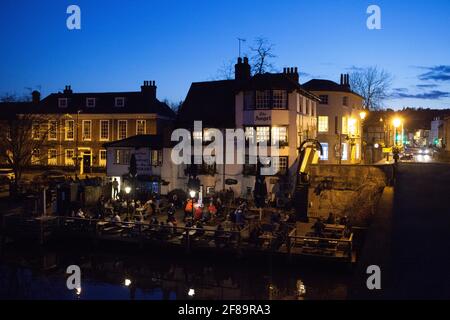 Henley-on-Thames, Großbritannien, 12. April 2021: Im Angel Pub bietet eine Terrasse am Fluss einen beliebten Ort, um die zweite Stufe der Lockerung zu feiern, indem man mit Freunden im Freien isst und trinkt. Anna Watson/Alamy Live News Stockfoto