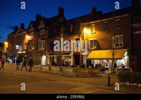 Henley-on-Thames, Großbritannien, 12. April 2021: Im Market Place können Gäste in einem portugiesischen Restaurant, The Square, einen milderen Abend genießen, um zu feiern, nachdem die Stadt heute Morgen von einer Schneeschicht erwacht ist. Anna Watson/Alamy Live News Stockfoto