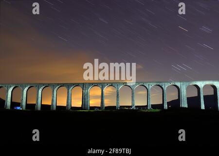 Eine 10-minütige Belichtung des Ribblehead Viadukts mit leichter Malerei. Stockfoto