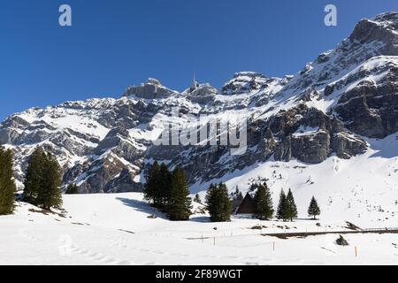 säntis Berg tagsüber bei strahlendem Sonnenschein und schönem blauen wolkenlosen Himmel, der Bergaus mit dem Sendeturm für Telekommunikation und Stockfoto