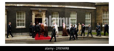 König Abdullah von Saudia Arabien schüttelt sich die Hände mit Premierminister Gordon Brown vor der Downing Street 10, in London, England. Bild David Sandison 31/10/2007 Stockfoto