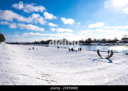 Schöne weser und verschneite Deiche bei warmer Sonne Wintertag in bremen Stockfoto