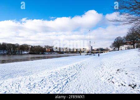 Schöne weser und verschneite Deiche bei warmer Sonne Wintertag in bremen Stockfoto