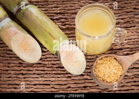 Stück Zuckerrohrsaft im Glas - Saccharum officinarum Stockfoto