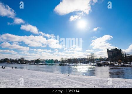 Schöne weser und verschneiten Deich mit Wasserturm in Der Hintergrund an einem warmen sonnigen Wintertag in bremen Stockfoto