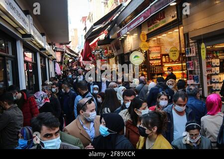 Istanbul, Türkei. April 2021. Menschen mit Gesichtsmasken sahen vor dem Ramadan in Eminonu, Istanbul, einkaufen.Präsident Erdogan wird voraussichtlich die neuen Coronavirus-Maßnahmen ankündigen, die im morgigen Monat Ramadan umgesetzt werden sollen. Kredit: Hakan Akgun/SOPA Images/ZUMA Wire/Alamy Live Nachrichten Stockfoto