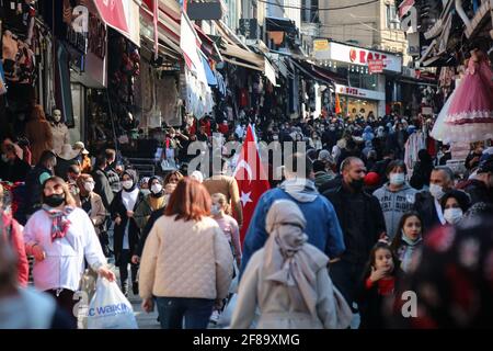 Istanbul, Türkei. April 2021. Menschen mit Gesichtsmasken sahen vor dem Ramadan in Eminonu, Istanbul, einkaufen. Präsident Erdogan wird voraussichtlich die neuen Coronavirus-Maßnahmen bekannt geben, die im morgigen Monat Ramadan umgesetzt werden sollen. (Foto von Hakan Akgun/SOPA Images/Sipa USA) Quelle: SIPA USA/Alamy Live News Stockfoto