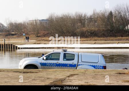 POZNAN, POLEN - 19. Feb 2017: Polizeiwagen, der an einem kalten Wintertag vor dem Fluss Warta steht Stockfoto