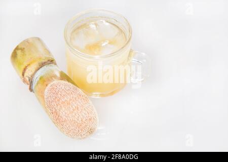 Stück Zuckerrohrsaft im Glas - Saccharum officinarum Stockfoto