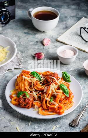 Pasta mit Mini-Fleischbällchen, Tomatensauce und Parmesankäse Stockfoto