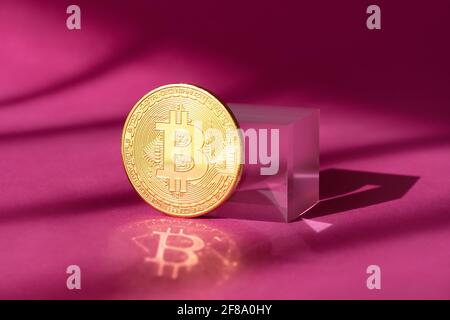 Goldene Münze mit Bitcoin-Symbol auf transparentem Kristallwürfelhintergrund, Schatten und Overlay. Virtuelle Krypto-Währung Blockchain, digitales Geld Bitcoin Stockfoto