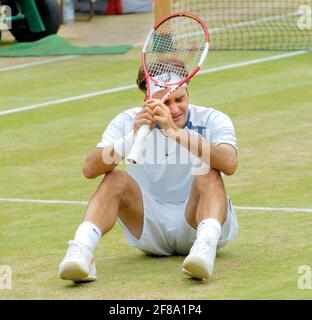 WIMBLEDON TENNIS CHAMPIONSHIPS 12. TAG HERREN FINALE RODGER FEDERER SCHLÄGT ANDY RODDICK 3/7/2005 BILD DAVID ASHDOWN Stockfoto