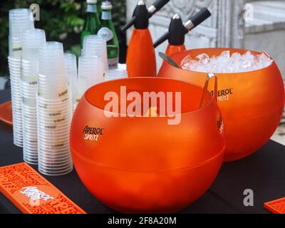 Drinks mit Aperol Spritz im peggy Guggenheim Museum in Venedig Stockfoto