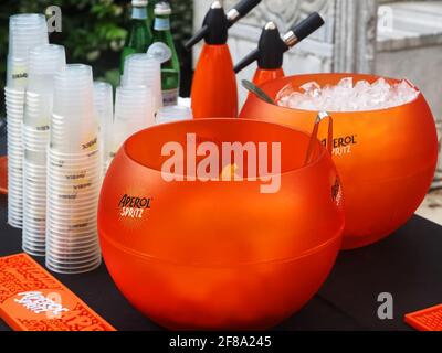 Drinks mit Aperol Spritz im peggy Guggenheim Museum in Venedig Stockfoto