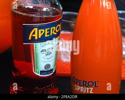 Drinks mit Aperol Spritz im peggy Guggenheim Museum in Venedig Stockfoto