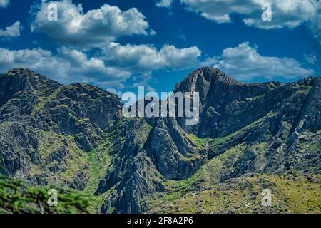 'La Ventana' ein großes Loch in der Berglandschaft in der Nähe der Sierra de la Ventana. Aufgenommen an einem Sommermorgen Stockfoto