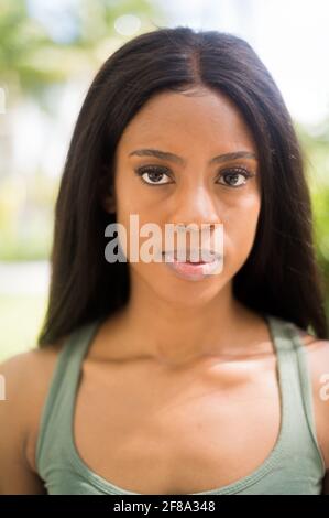 Nahaufnahme Porträt einer jungen afroamerikanischen Frau Stockfoto