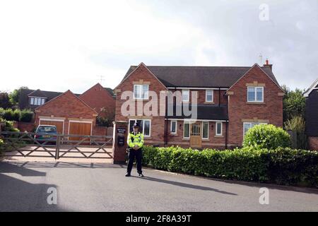 Die Menschen kommen an und verlassen das Haus von Kate und Gerry McCann Eltern des vermissten britischen Mädchens Madeleine McCann, in ihrem Haus in Rothley, England pic David Sandison Stockfoto