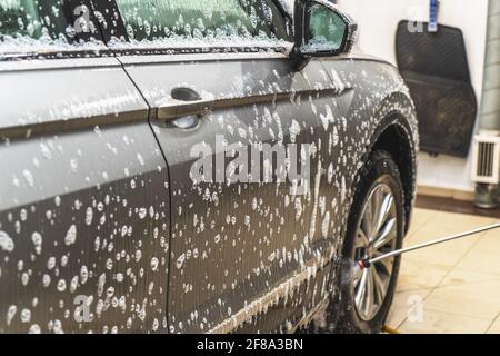 Emulsion von Autoshampoo mit Blasen für die primäre Reinigung von Schmutz oder erste Phase auf Autowäsche. Stockfoto