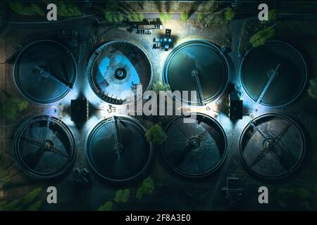 Moderne Kläranlage, Luftaufnahme bei Nacht. Tanks zur Belüftung und Reinigung von Abwasser. Stockfoto