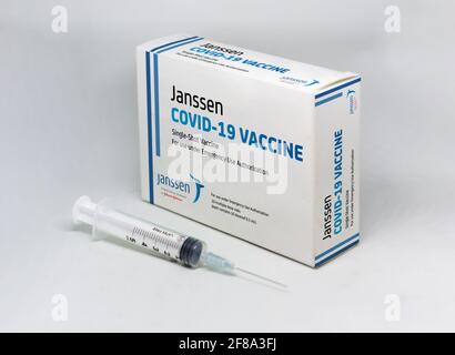 New York, USA, 12. April 2021: Eine Spritze neben der Janssen Covid-19 Impfstoffbox. Janssen ist ein subsadiäres Unternehmen von Johnson und Johnson und devolo Stockfoto