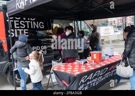 New York, NY – 12. April 2021: Mobiler Schnelltest-Standort mit PCR- und Anti-Körper-Tests auf Corona Plaza Stockfoto