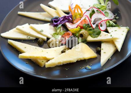 Kalte Platte mit Käse und Oliven, Radieschen, Kohl Stockfoto