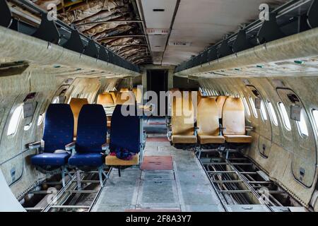 Im Inneren eines alten verlassenen Passagierflugzeugs. Flugzeugabbruch. Stockfoto