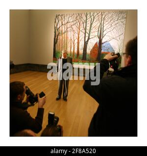 Der britische Künstler David Hockney (L) posiert für Fotografien neben einem Ausschnitt seines Gemäldes 'Bigger Tree's Near Warter', in der Tate Britain in London. David Hockney hat das Kunstwerk der Tate Britainphotograph von David Sandison The Independent 7/4/2008 geschenkt Stockfoto