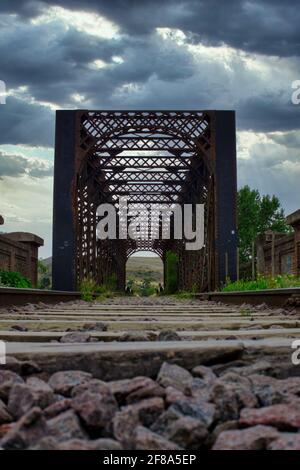 Alte Eisenbahnbrücke in der Sierra de la Ventana Stockfoto