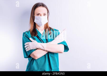 Chirurg Arzt zeigt auf eine Seite mit gekreuzten Armen suchen Geradliniges Konzept, das Medizin präsentiert Stockfoto