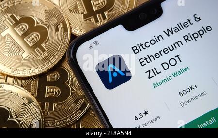 Bitcoin Wallet & Ethereum Ripple ZIL DOT App auf dem Smartphone-Bildschirm auf dem Bitcoin-Münzstapel platziert. Konzept. Stafford, Großbritannien, April Stockfoto