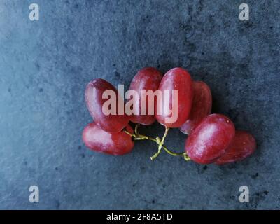 Nahaufnahme eines kleinen Strausses roter Trauben Stockfoto