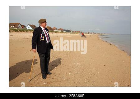 Brittish vetrans bei D Day gedenkfeiern in Colleville - Montgomery (Sword Beach Landing Site) in der Normandie, Frankreich. 5/6/2008 Fotografie von David Sandison The Independent Stockfoto