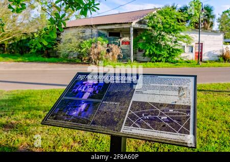 Eine historische Plakette weist auf Filmstandorte auf der Blaize Avenue im Depot District am 3. April 2021 in Bay Saint Louis, Mississippi, hin. Stockfoto