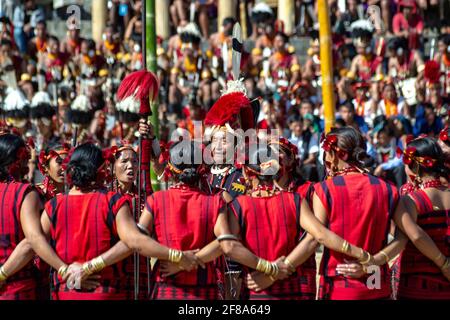 Nagaland, Indien. Kulturgruppe tritt beim jährlichen Hornbill Festival auf Stockfoto